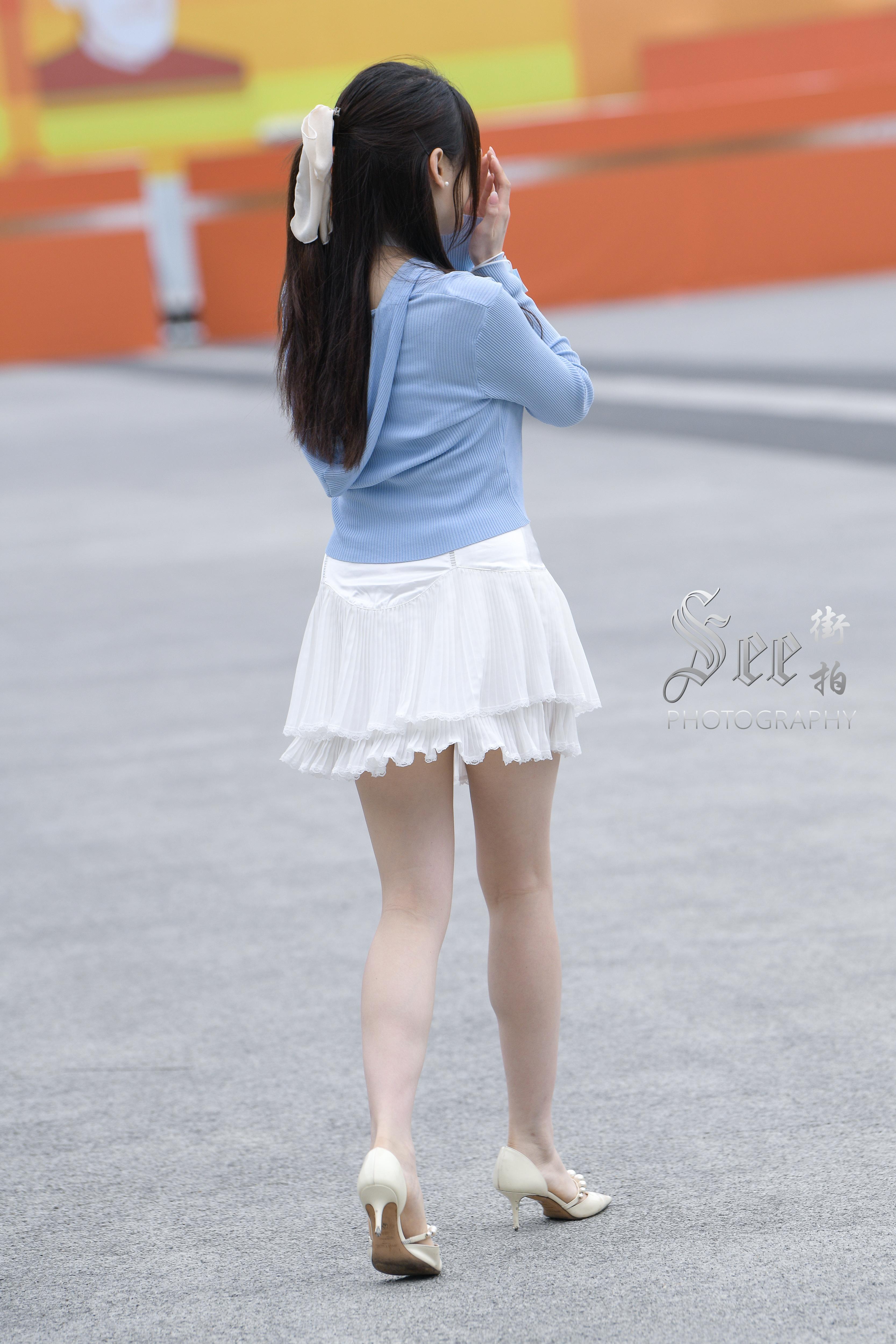 SEE街拍 展会前的阳光少女 蓝色外套加白色短裙清甜可爱美丽,1 (8)