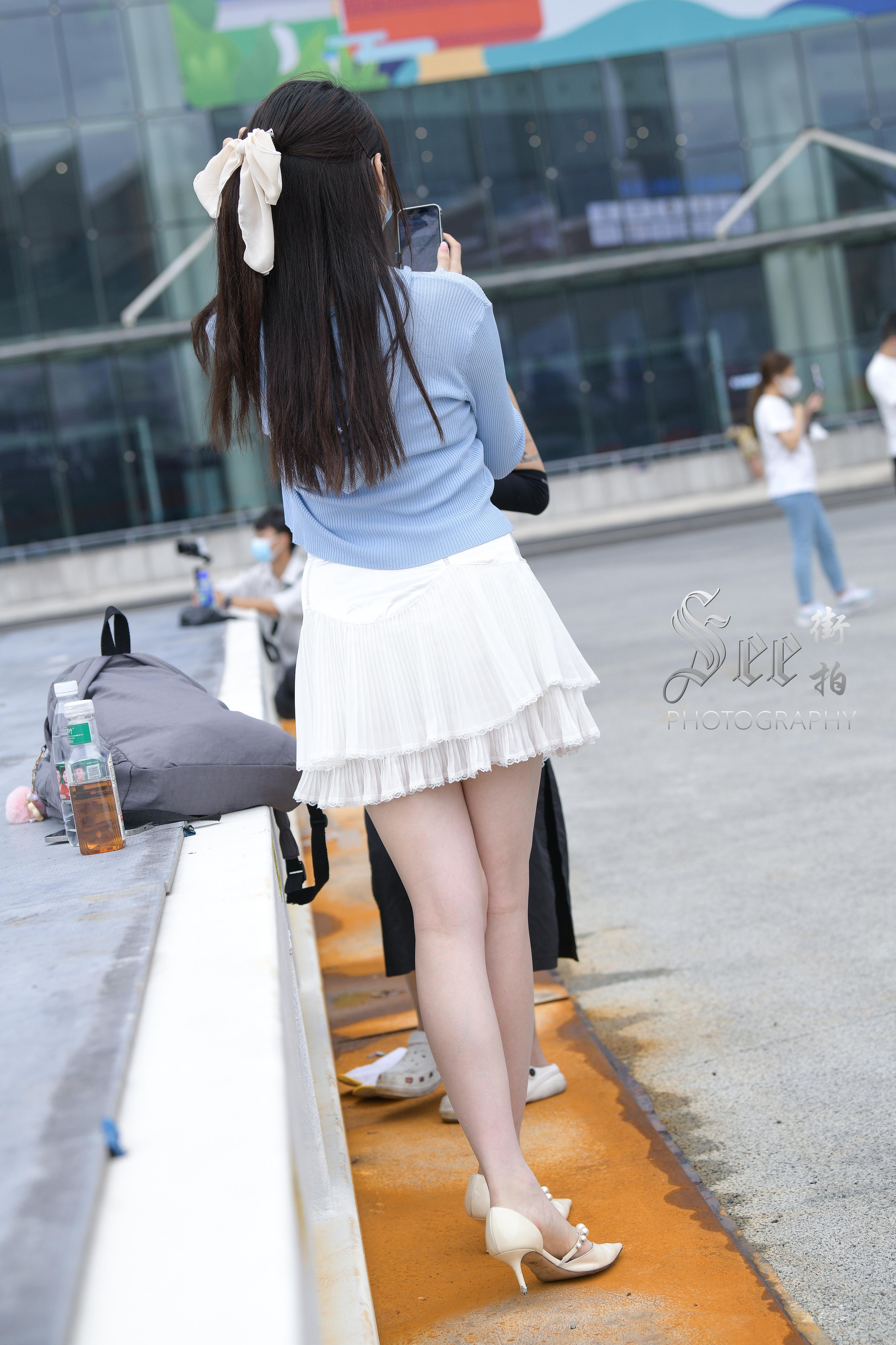 SEE街拍 展会前的阳光少女 蓝色外套加白色短裙清甜可爱美丽,1 (9)