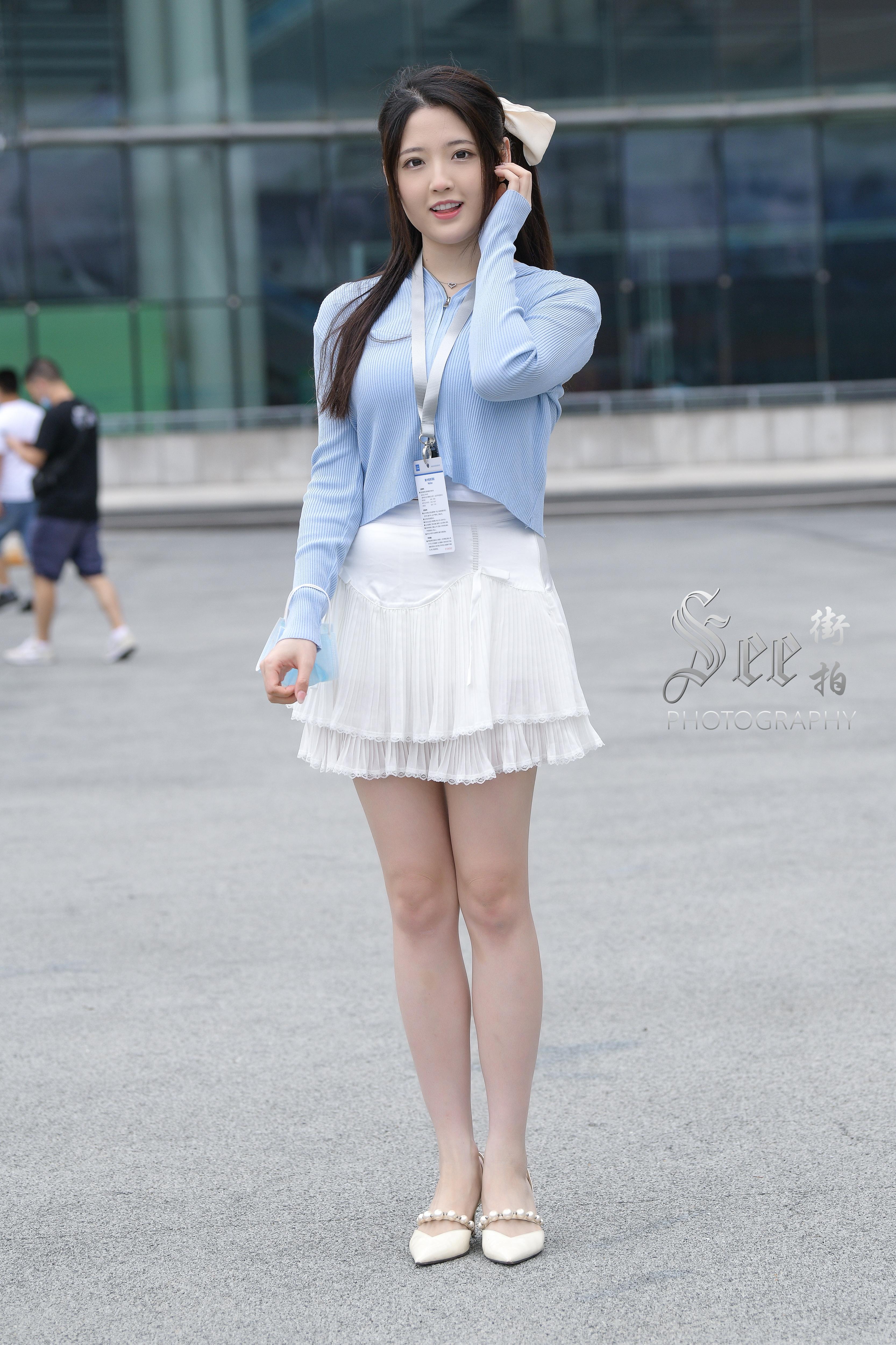 SEE街拍 展会前的阳光少女 蓝色外套加白色短裙清甜可爱美丽,1 (1)