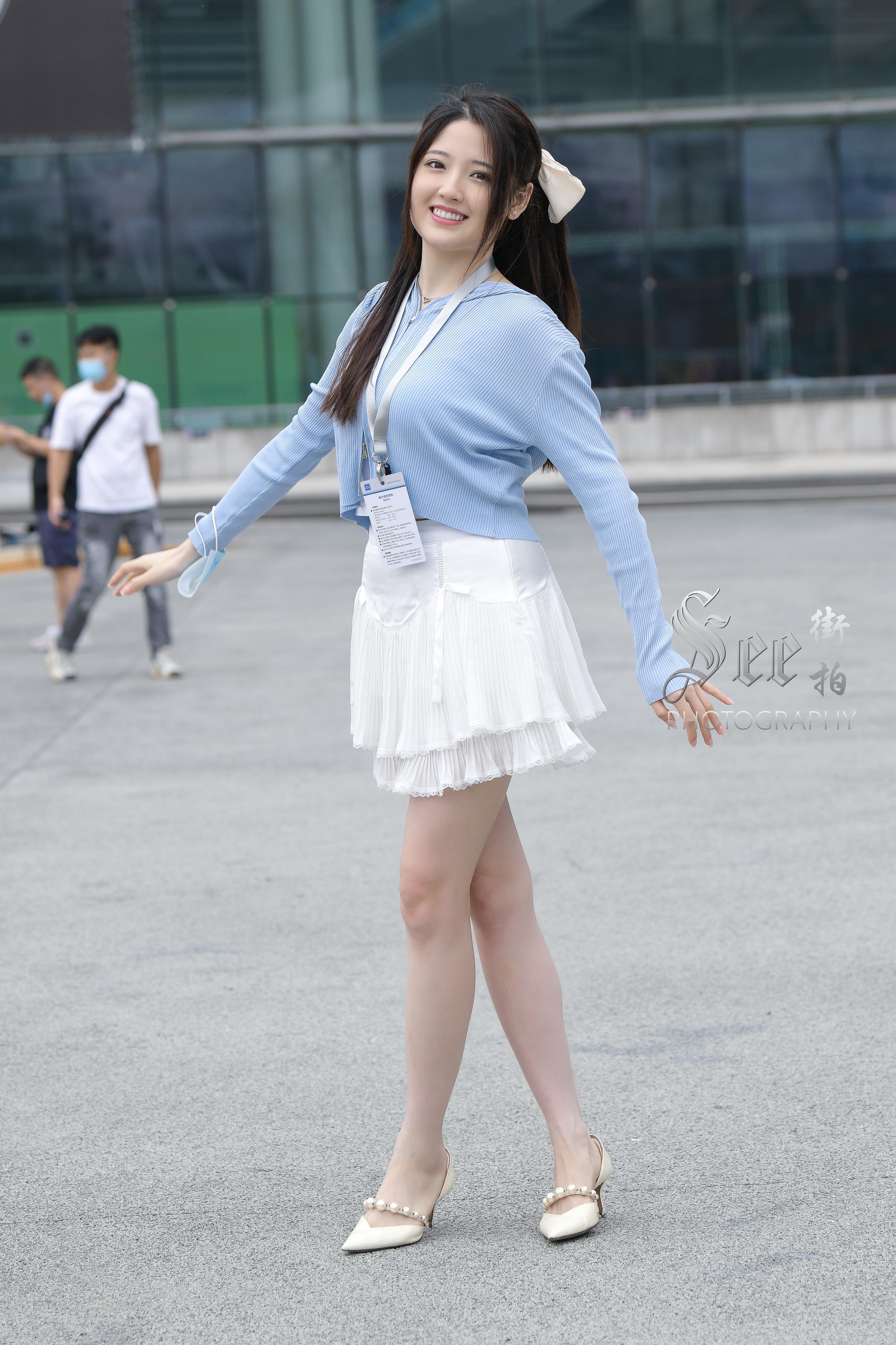 SEE街拍 展会前的阳光少女 蓝色外套加白色短裙清甜可爱美丽,1 (5)