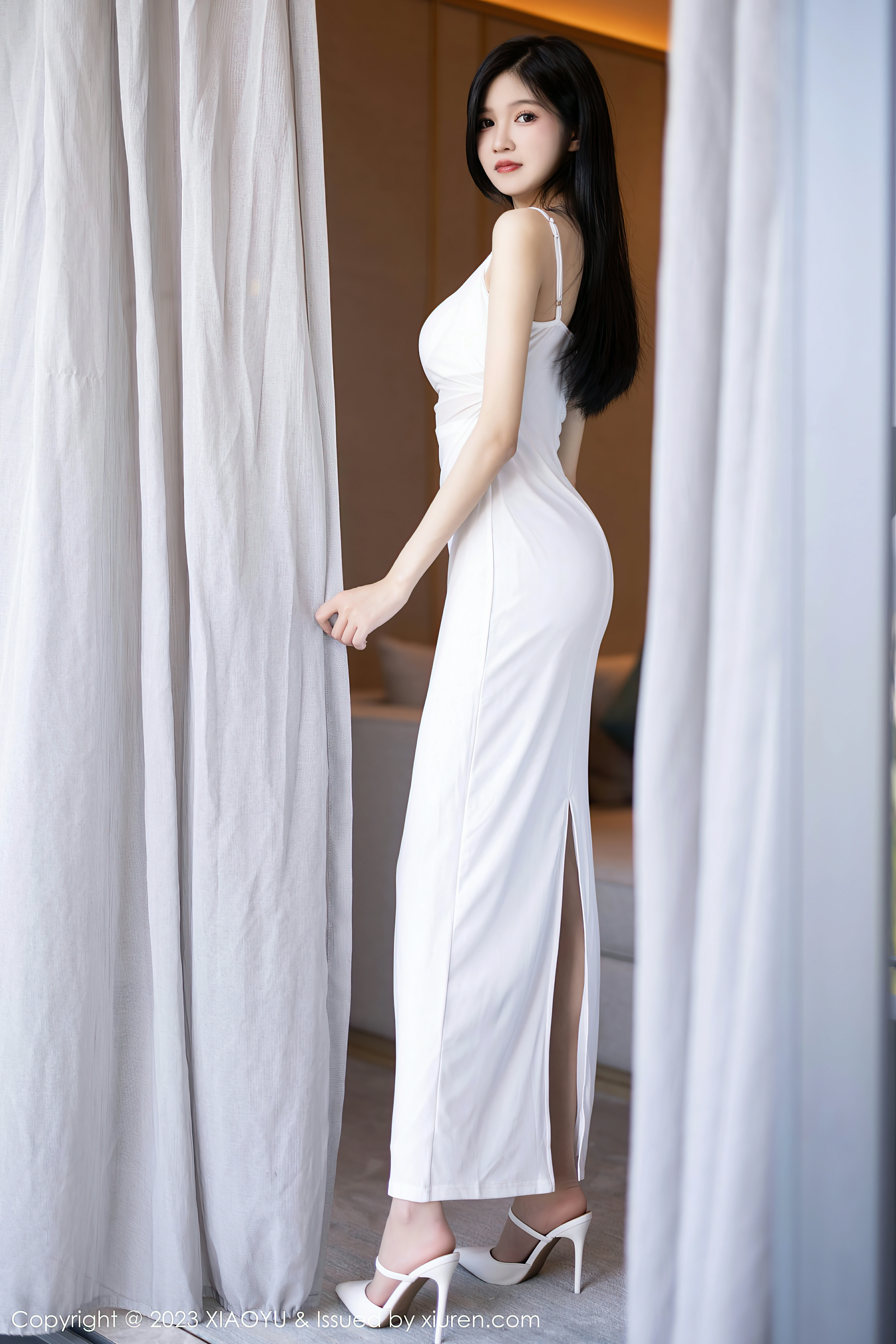 [XIAOYU语画界]2023.10.30 VOL.1136 程程程- 白色礼服裙与牛仔内衣加灰丝美腿性感私房写真集,0004