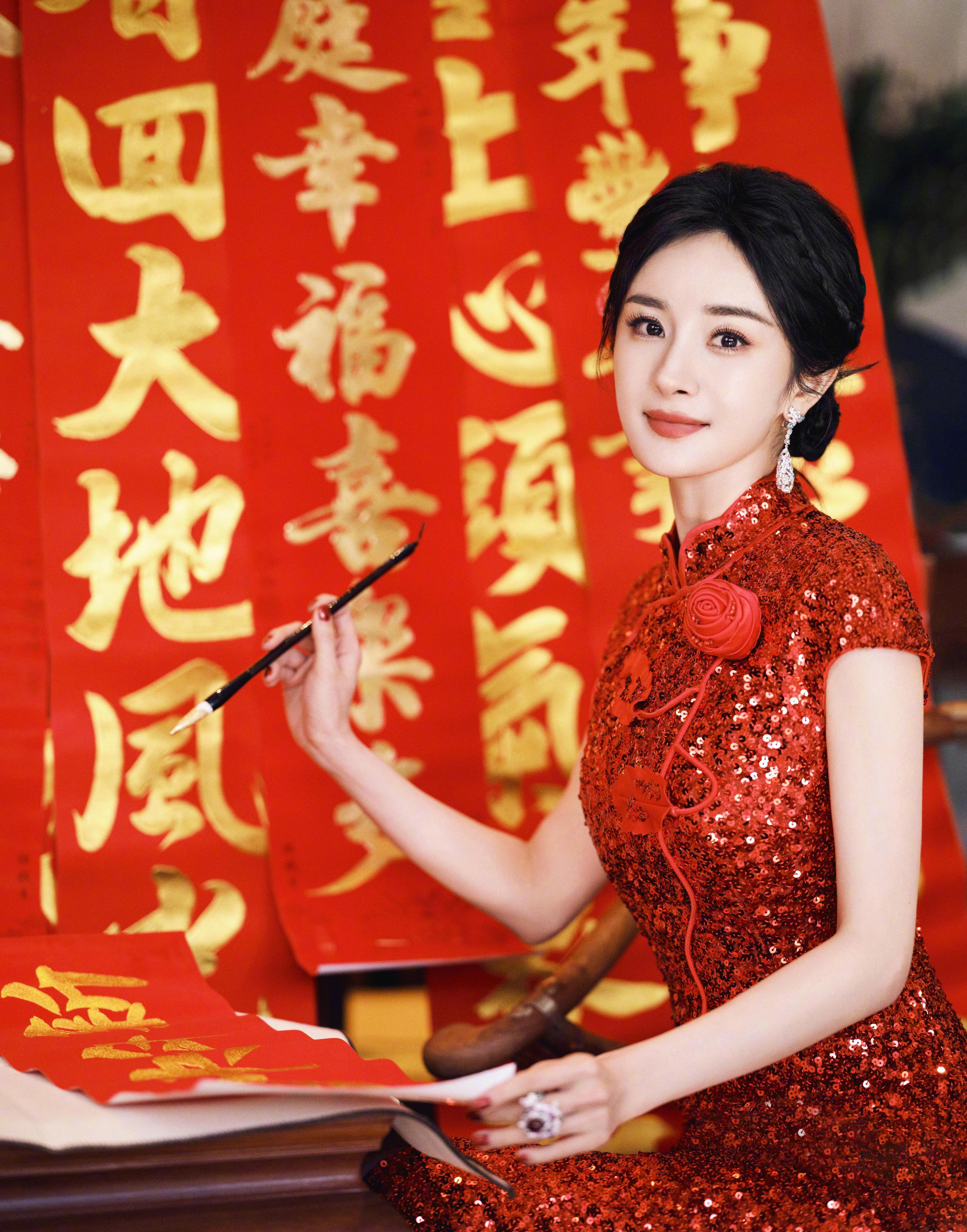 杨幂新春写真大片，红色收身旗袍裙贵妇范迎面而来。,a1