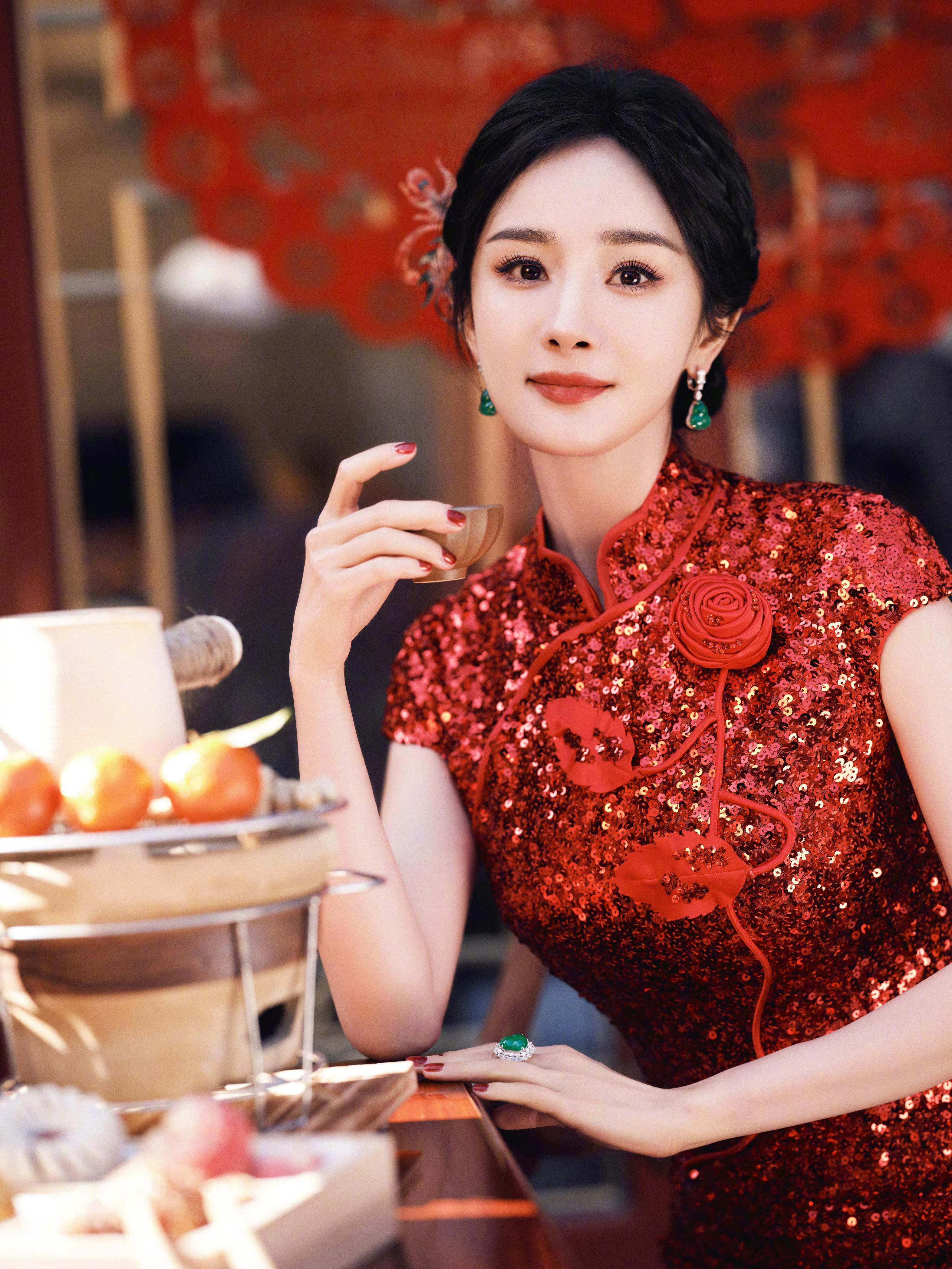 杨幂新春写真大片，红色收身旗袍裙贵妇范迎面而来。,a7