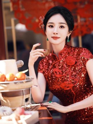 杨幂新春写真大片，红色收身旗袍裙贵妇范迎面而来。