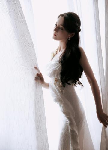 迪丽热巴穿白色吊带连身纱裙写真 眼神深邃恬静优雅,a12