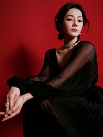 迪丽热巴新春写真大片 黑色透视礼服裙与龙年锦绣相约