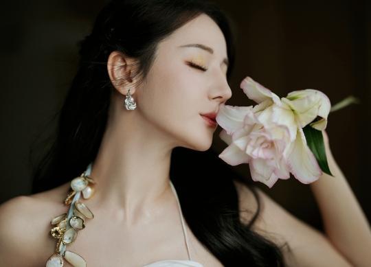 迪丽热巴穿白色吊带连身纱裙写真 眼神深邃恬静优雅