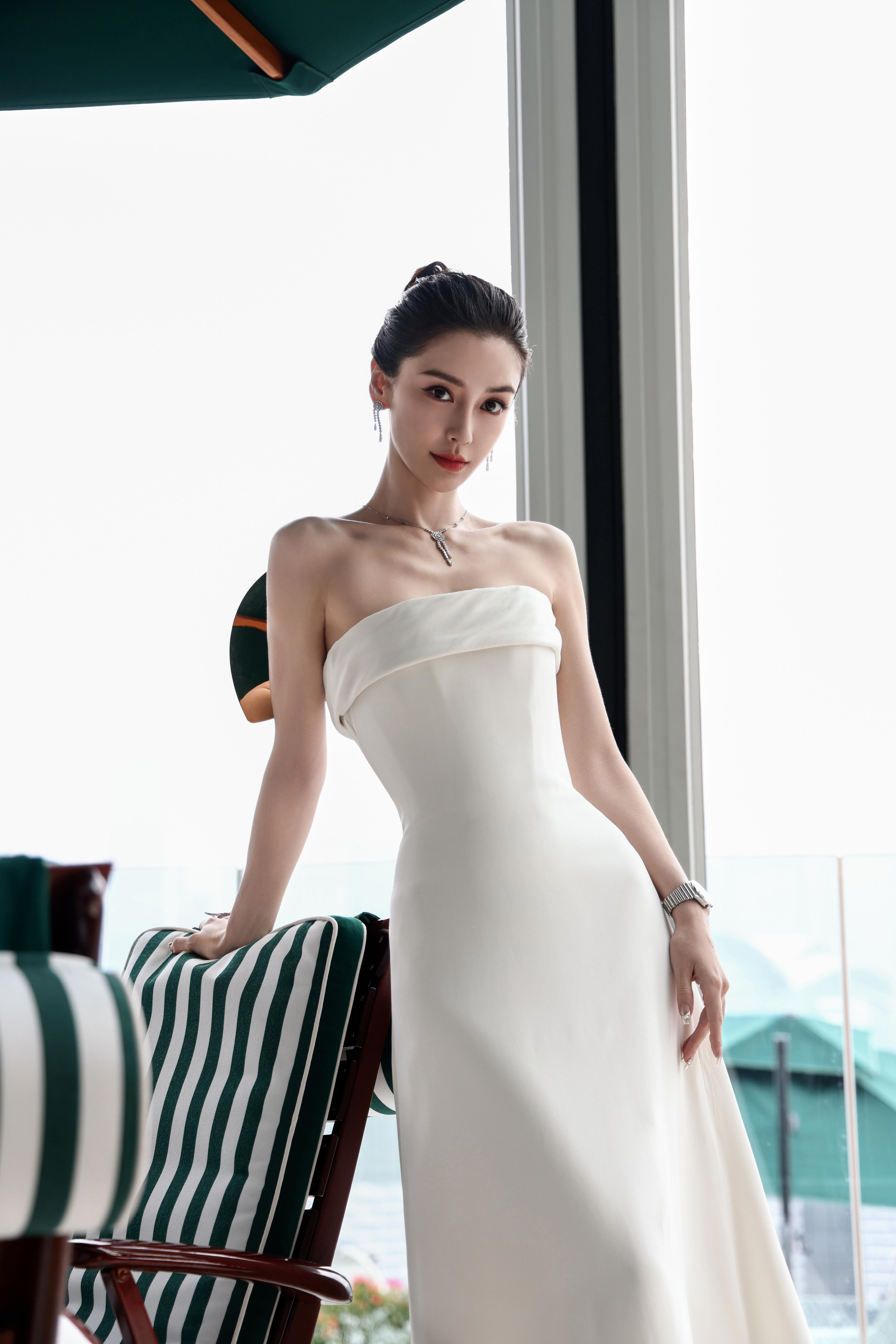 杨颖（Angelababy）受邀出席HK FILMART香港国际影视展 白色抹胸礼服裙皎若荧月,a4
