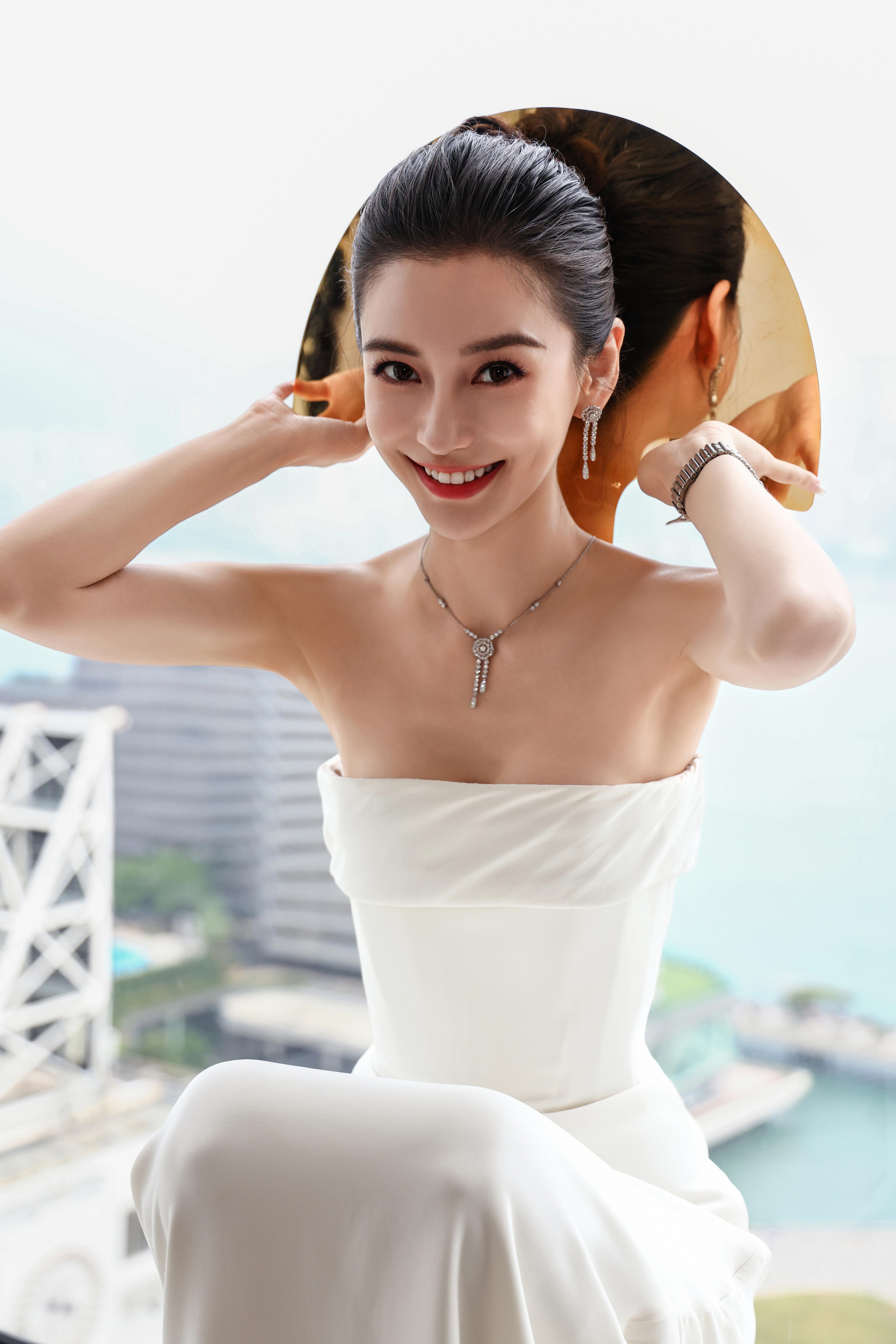 杨颖（Angelababy）受邀出席HK FILMART香港国际影视展 白色抹胸礼服裙皎若荧月,a3