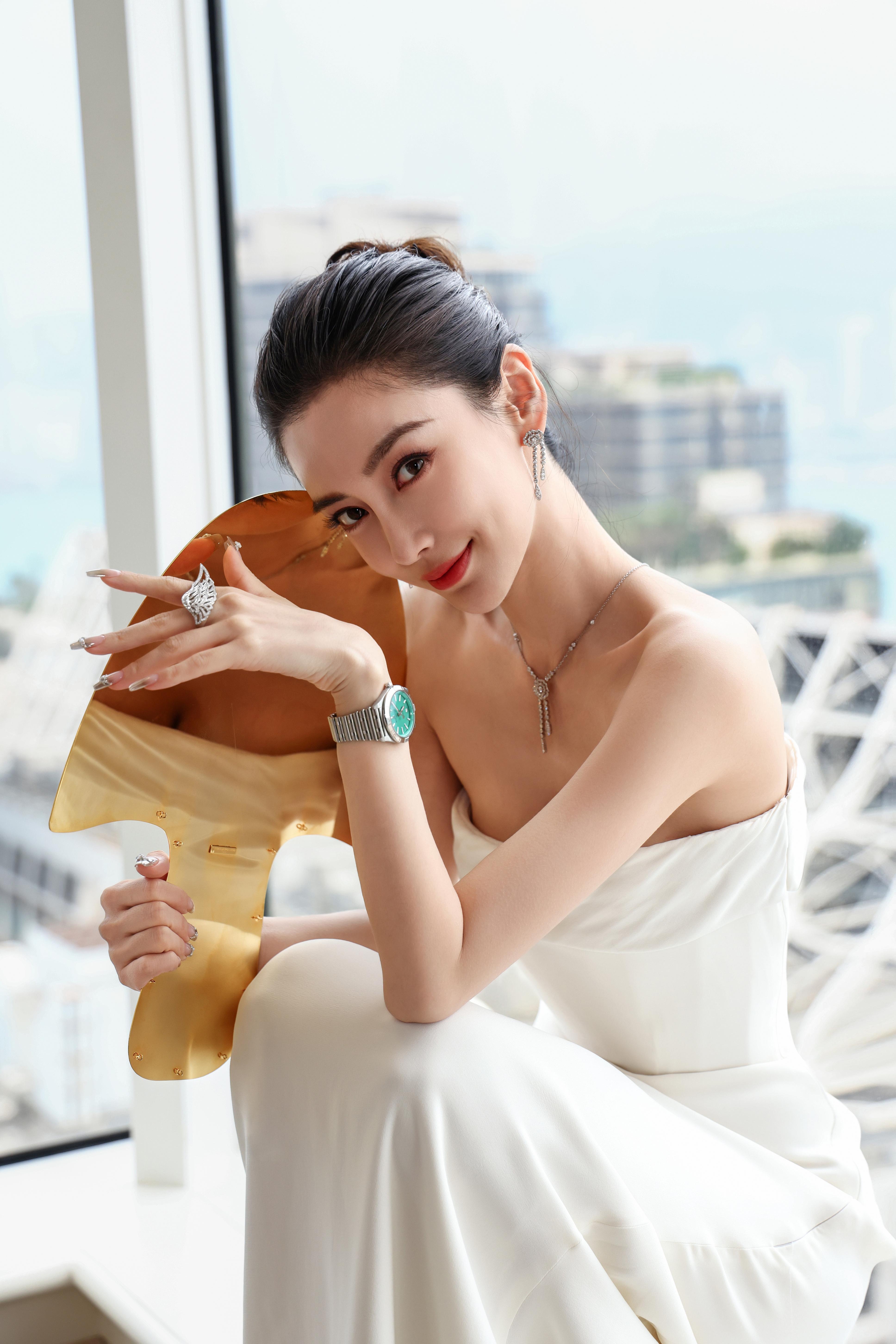 杨颖（Angelababy）受邀出席HK FILMART香港国际影视展 白色抹胸礼服裙皎若荧月,a5