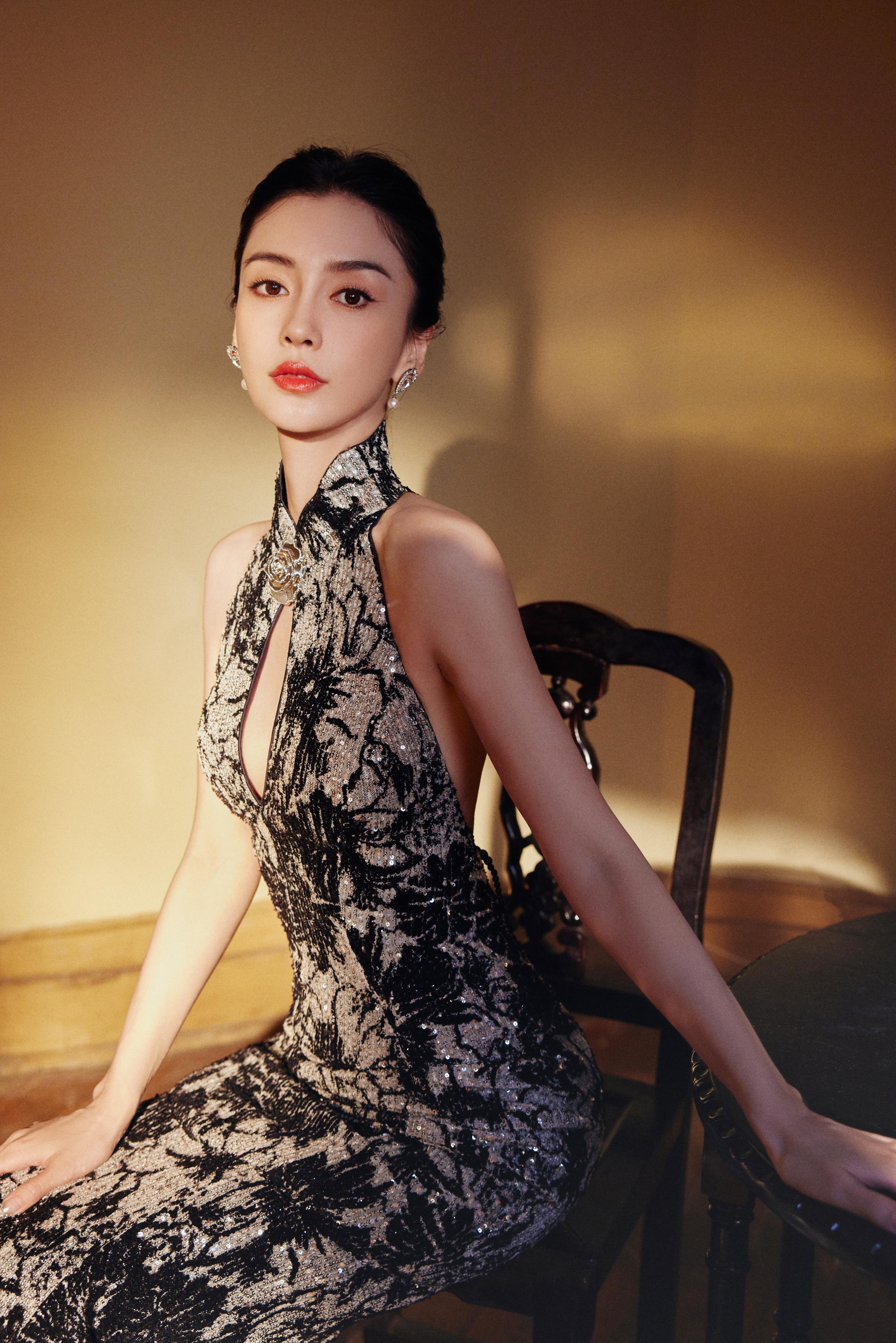 杨颖（Angelababy）受邀出席上海时装周 黑色裸背旗袍裙再现东方魅力,a1