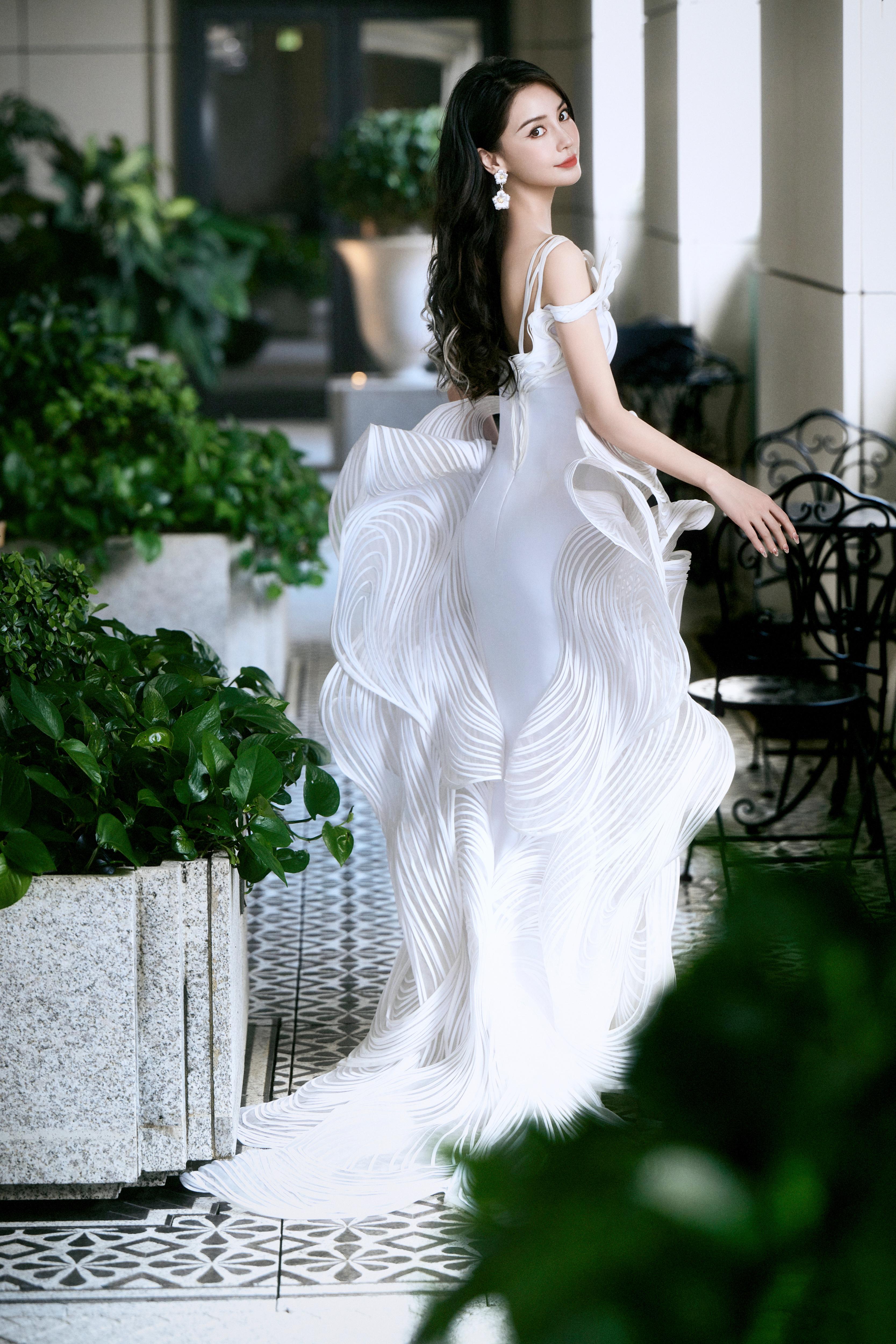 杨颖（Angelababy）应邀出席第42届香港电影金像奖 黑白鱼尾长礼裙层叠环绕,a1