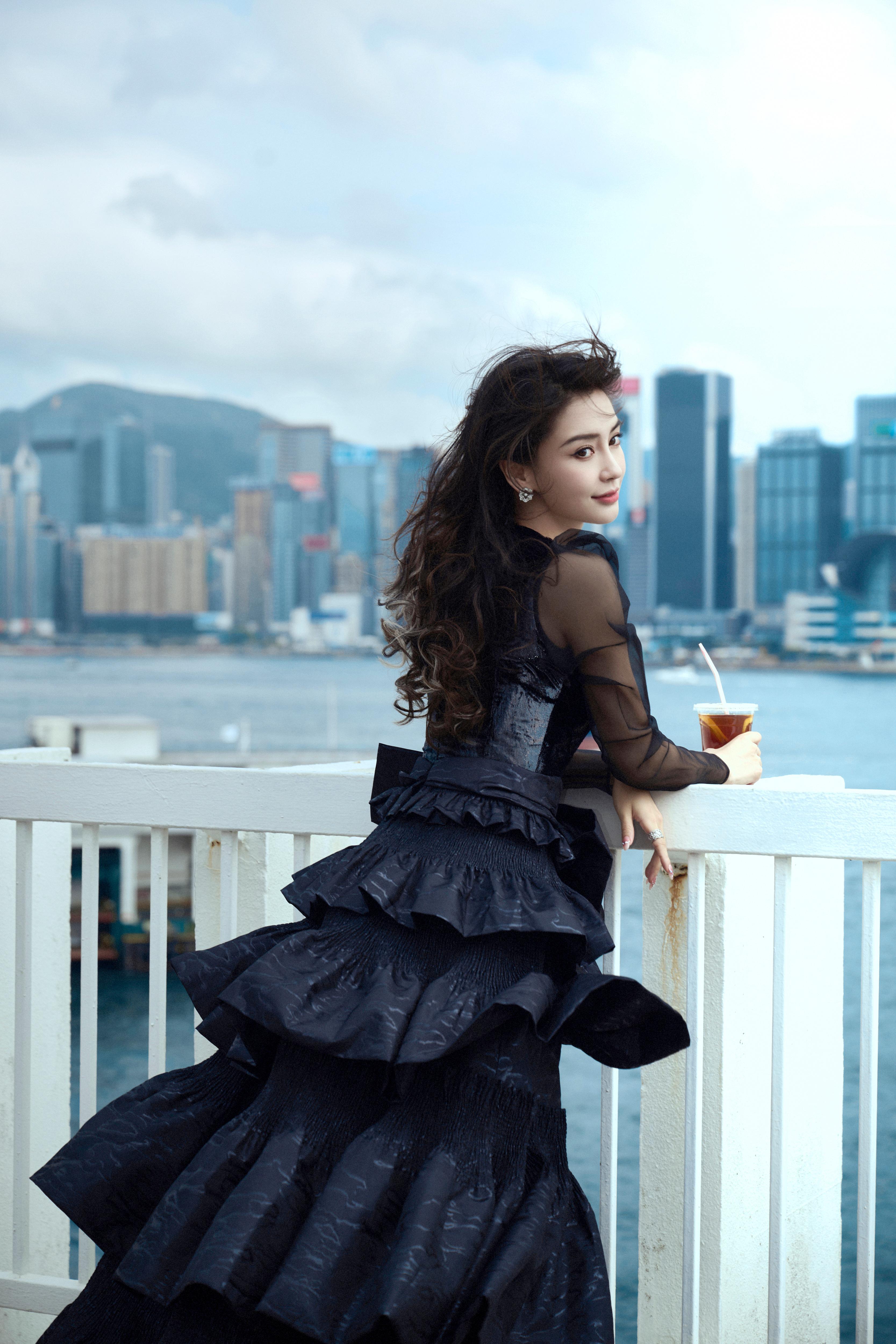 杨颖（Angelababy）应邀出席第42届香港电影金像奖 黑白鱼尾长礼裙层叠环绕,b6