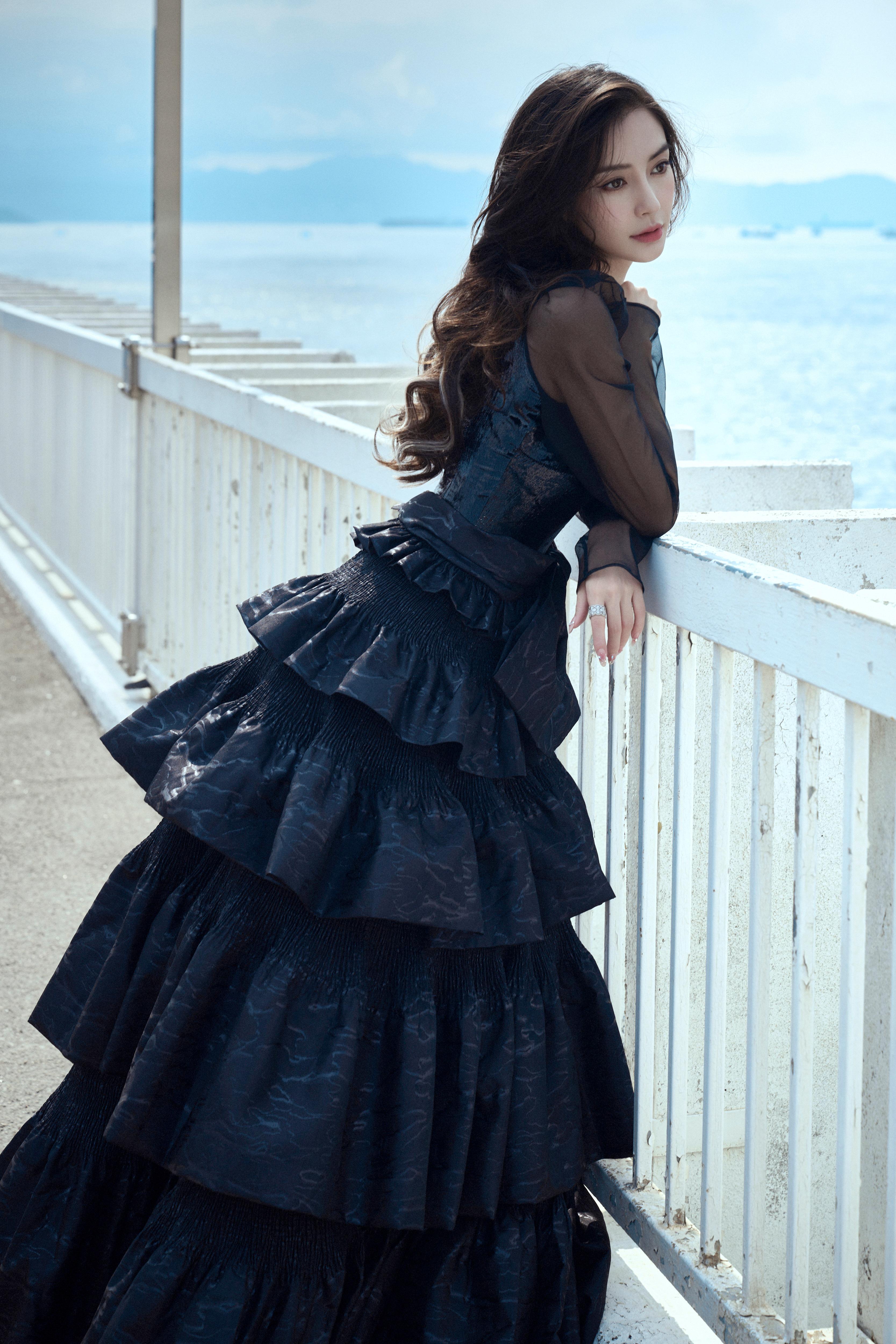 杨颖（Angelababy）应邀出席第42届香港电影金像奖 黑白鱼尾长礼裙层叠环绕,b5