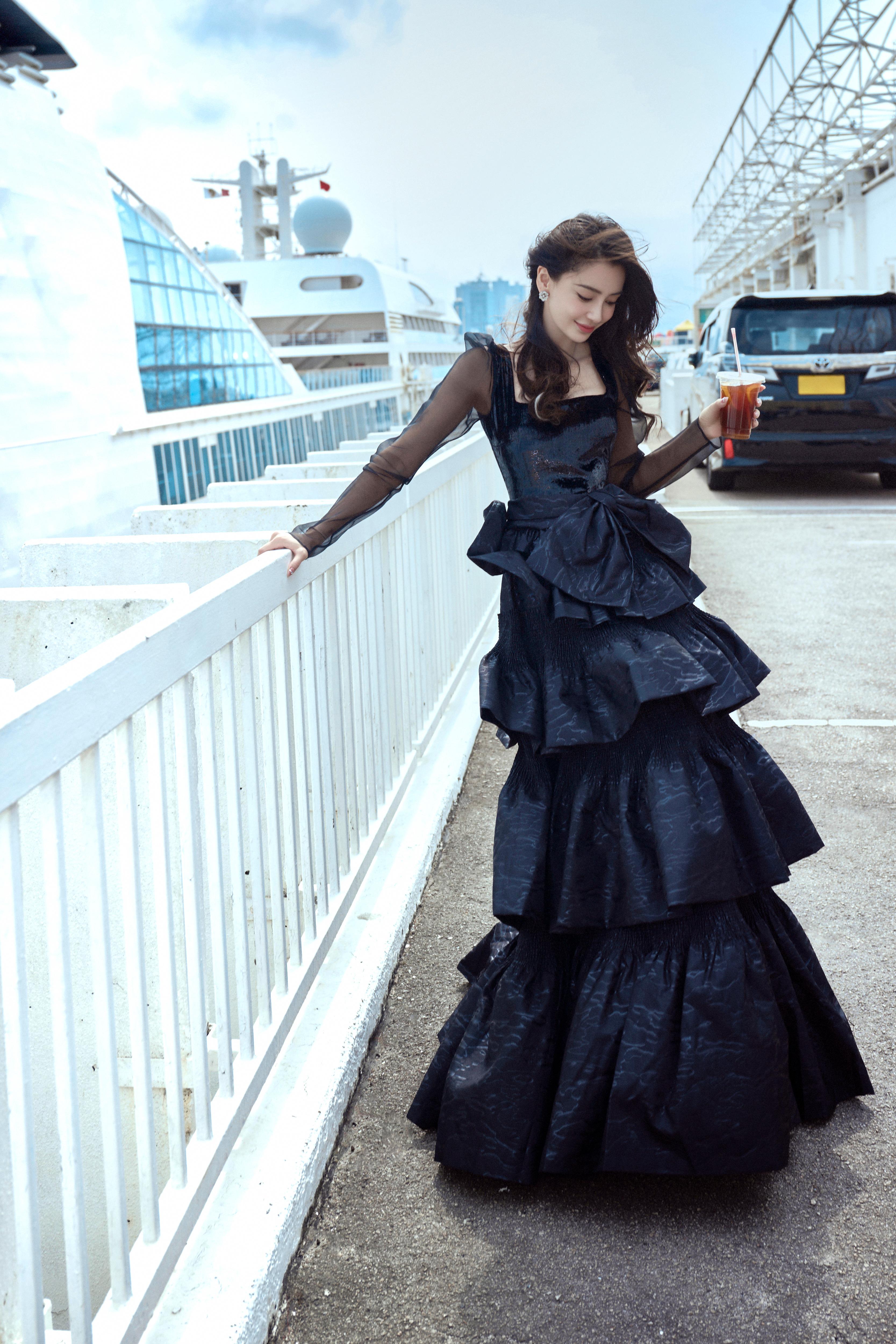 杨颖（Angelababy）应邀出席第42届香港电影金像奖 黑白鱼尾长礼裙层叠环绕,b3