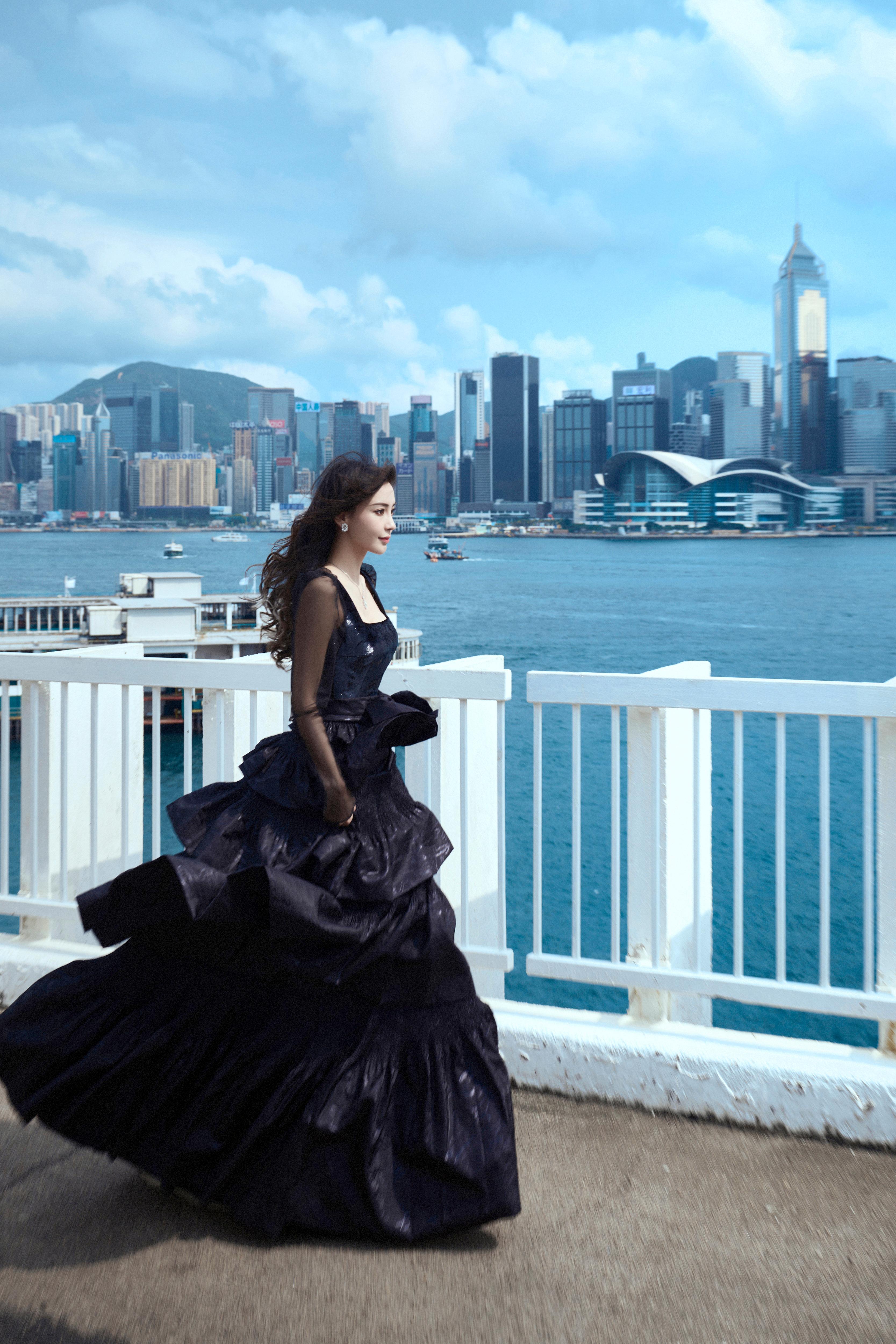 杨颖（Angelababy）应邀出席第42届香港电影金像奖 黑白鱼尾长礼裙层叠环绕,b4