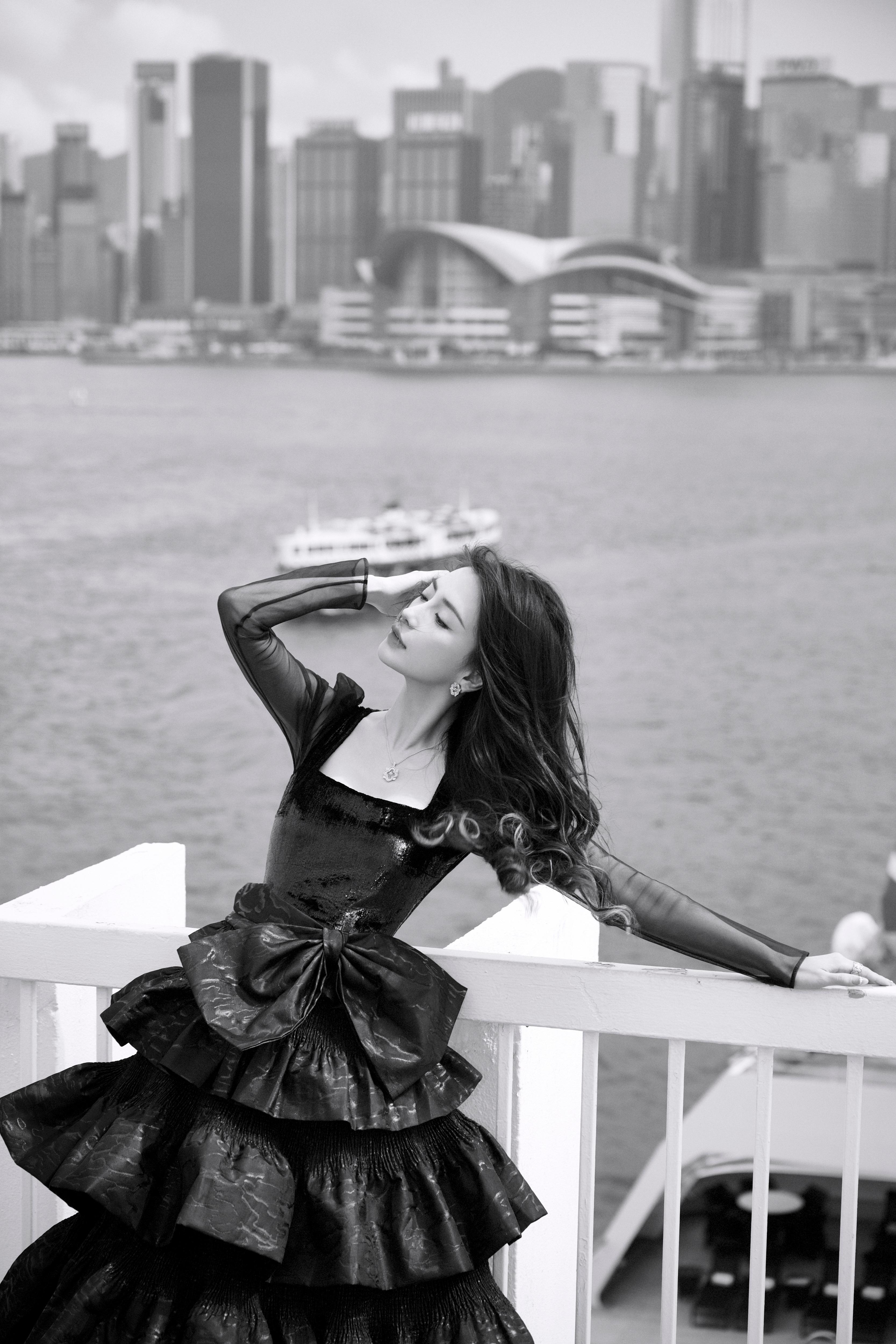 杨颖（Angelababy）应邀出席第42届香港电影金像奖 黑白鱼尾长礼裙层叠环绕,b11