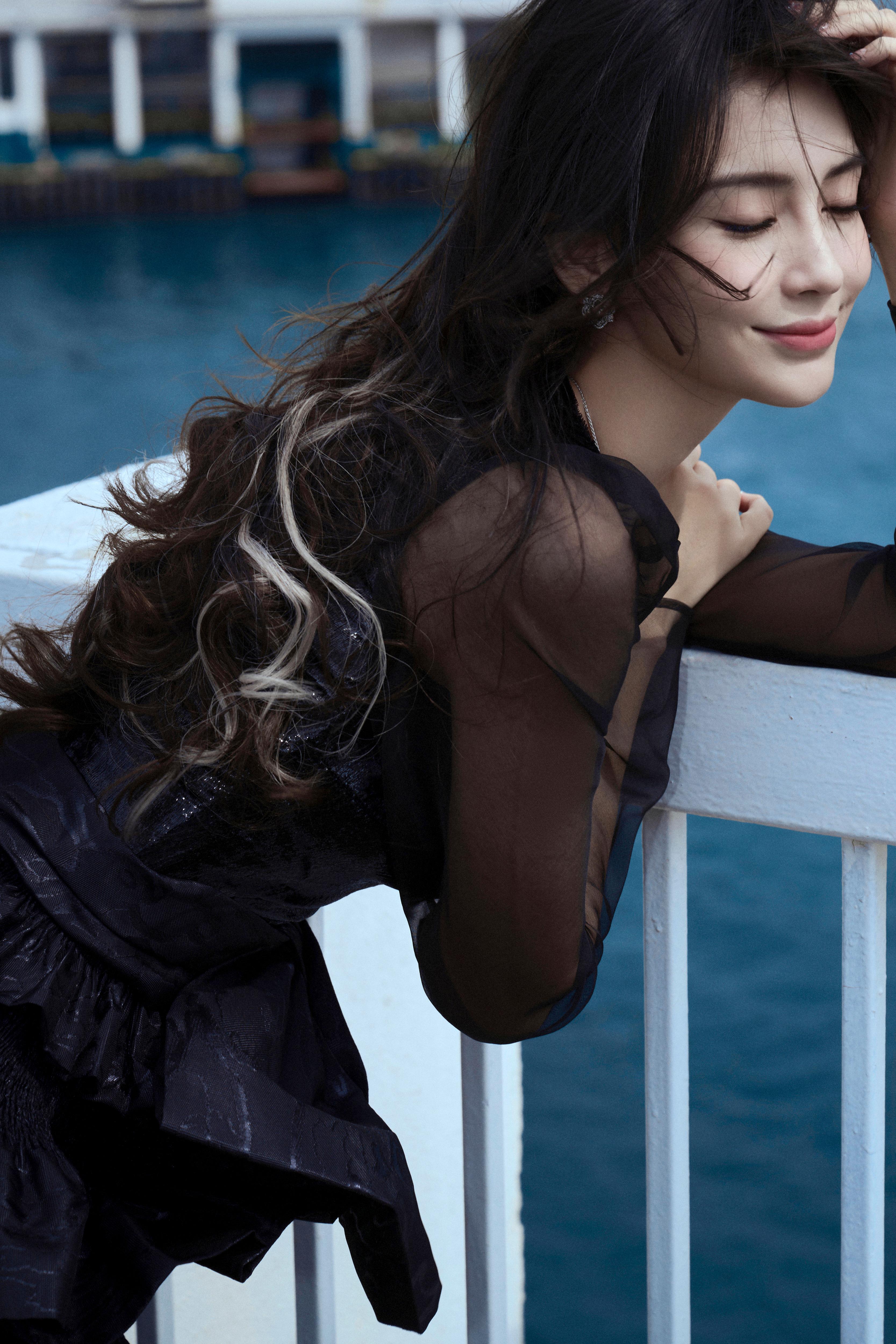 杨颖（Angelababy）应邀出席第42届香港电影金像奖 黑白鱼尾长礼裙层叠环绕,b10