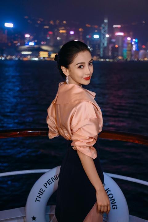 杨颖（Angelababy）受邀出席HK FILMART香港国际影视展 粉色鱼尾礼服裙交织曼妙旖旎