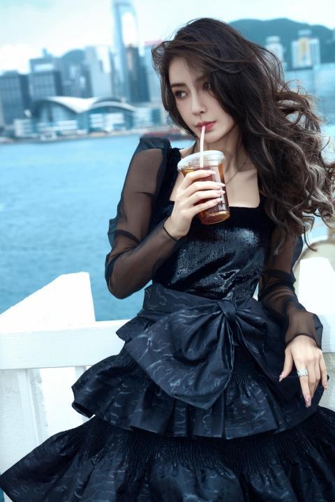 杨颖（Angelababy）应邀出席第42届香港电影金像奖 黑白鱼尾长礼裙层叠环绕